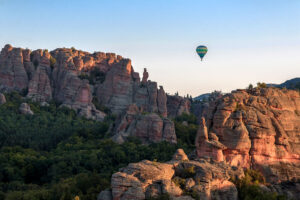 montgolfiere-formations-rocheuses-belogradtchik-bulgarie