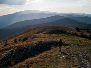 promeneur-montagnes-monument-bouzloudja-bulgarie