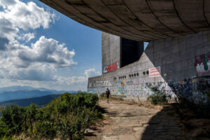 promeneur-monument-bouzloudja-bulgarie