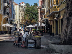 promeneurs-fontaine-rue-centre-plovdiv-bulgarie