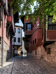 promeneurs-rue-pavee-centre-ancien-plovdiv-bulgarie