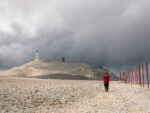 Randonneur sur le sentier du mont Ventoux en Provence