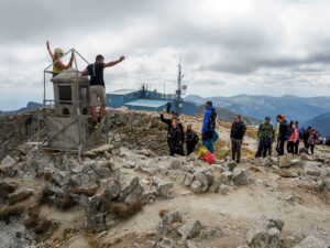 randonneurs-stele-sommet-mont-moussala-bulgarie