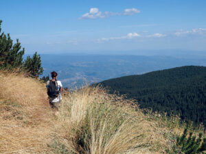 randonneuse-sentier-lacs-bezbog-bulgarie
