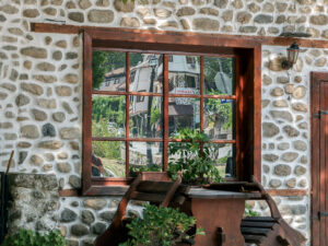 reflet-fenetre-maison-pierre-melnik-bulgarie