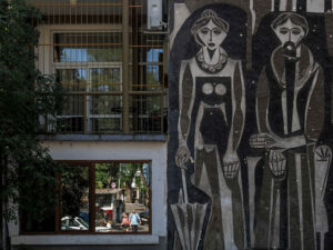 reflet-promeneurs-batiment-noir-centre-plovdiv-bulgarie