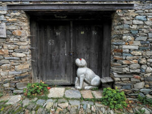 statue-chien-porte-garage-maison-kovatchevitza-bulgarie