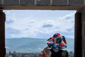 touriste-chapeau-couleurs-theatre-romain-plovdiv-bulgarie