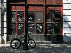 velo-trottoir-facade-batiment-rue-plovdiv-bulgarie