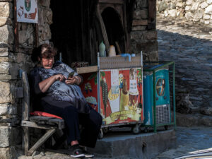 vendeuse-assise-boutique-rue-koprivchtitsa-bulgarie
