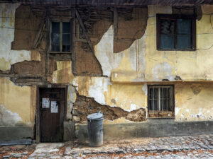 vieille-maison-jaune-centre-koprivchtitsa-bulgarie