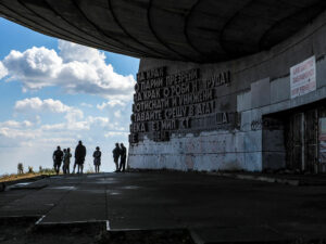 visiteurs-entree-monument-bouzloudja-bulgarie