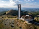 Vue aérienne du monument de Bouzloudja en Bulgarie