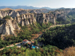 vue-haute-maison-pyramides-melnik-bulgarie