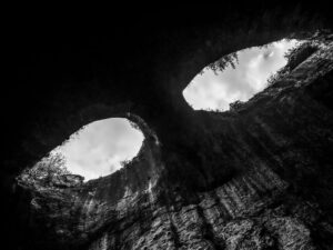 yeux-plafond-grotte-prohodna-bulgarie