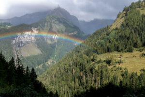 arc-en-ciel-grange-sentier-bisse-rho-crans-montana-suisse