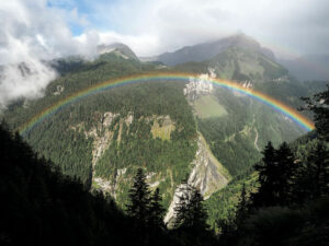 arc-en-ciel-sentier-bisse-rho-crans-montana-suisse