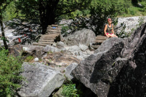 baigneur-chaise-bois-riviere-vallee-verzasca-suisse