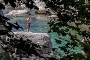 baigneur-riviere-vallee-verzasca-suisse