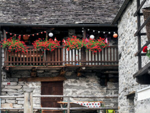 balcon-maison-village-sonogno-vallee-verzasca-suisse