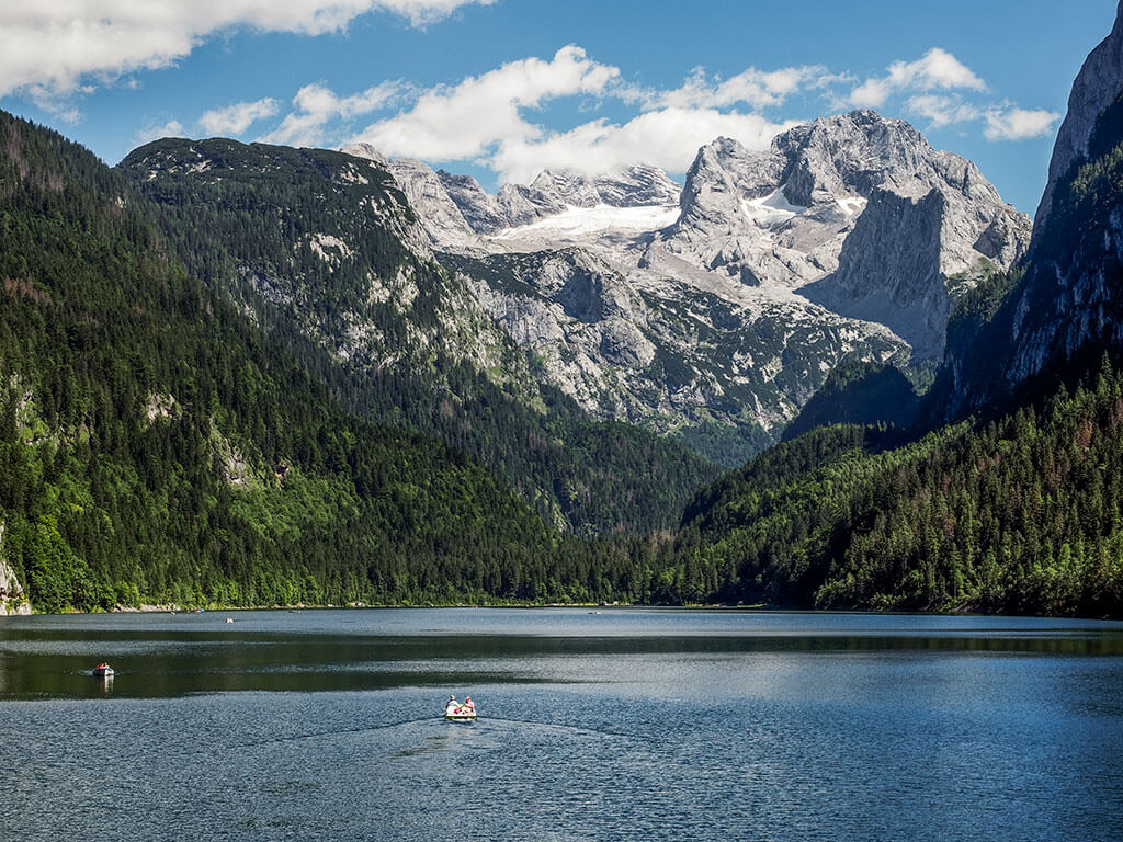Pédalo et bateau sur le lac principal de Gosau en Autriche