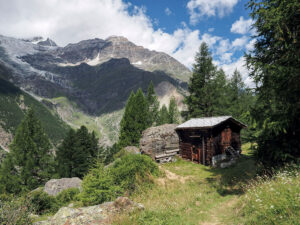 cabane-sentier-acces-nord-passerelle-randa-suisse
