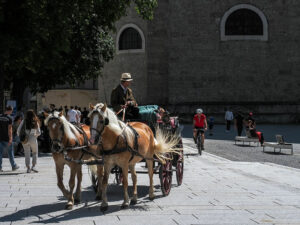 caleche-cycliste-residenzplatz-salzburg-autriche