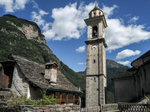 clocher-eglise-village-sonogno-vallee-verzasca-suisse