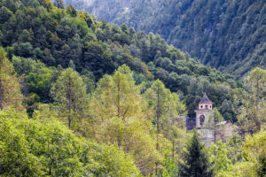 clocher-eglise-village-vallee-verzasca-suisse