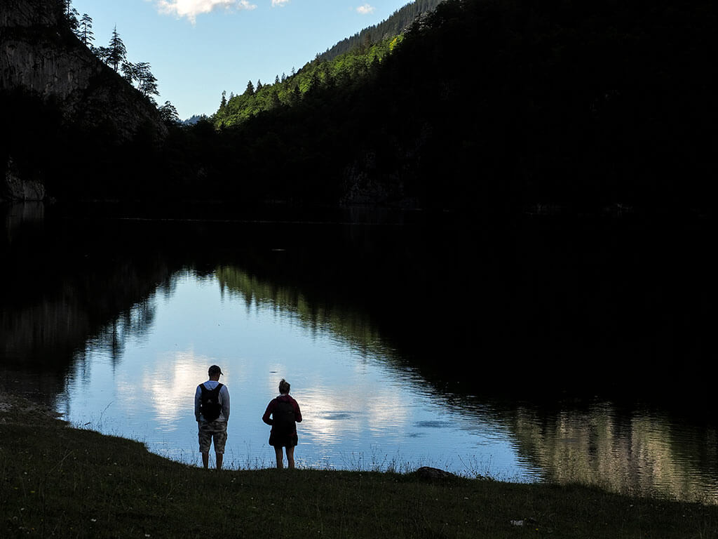 Deux randonneurs contemplatifs devant le lac arrière de Gosau en Autriche