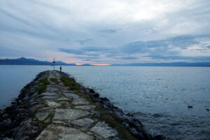coucher-soleil-digue-lac-leman-lausanne-suisse