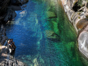couple-baigneurs-riviere-vallee-verzasca-suisse