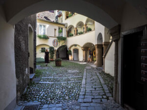 couple-cour-passage-voute-graz-autriche
