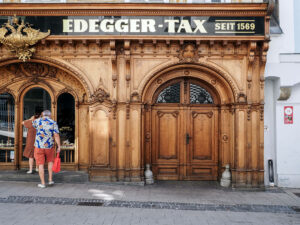 couple-touristes-boulangerie-hofbackerei-edeggers-graz-autriche