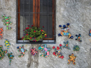 decoration-mur-maison-village-sonogno-vallee-verzasca-suisse