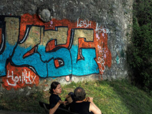 deux-femmes-assises-banc-bastion-hettwer-salzburg-autriche