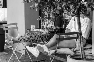 deux-femmes-terrasse-bar-graz-autriche