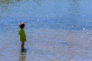 enfant-pied-eau-lac-sentier-mont-cervin-suisse