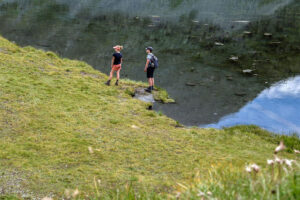 enfants-lac-fenetre-col-grand-saint-bernard-suisse