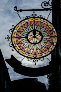 enseigne-coloree-rue-pietonne-salzburg-autriche