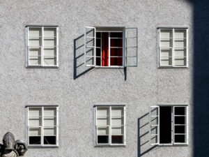 facade-immeuble-gris-rue-salzburg-autriche