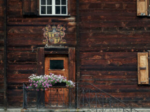 facade-maison-bois-village-randa-suisse