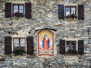 facade-maison-pierre-village-sonogno-vallee-verzasca-suisse