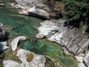 famille-baigneurs-riviere-vallee-verzasca-suisse