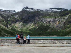 famille-barrage-lac-tseuzier-crans-montana-suisse