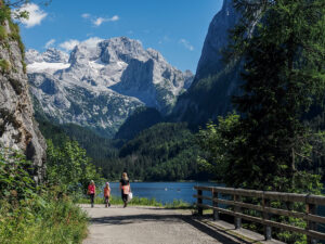 famille-marcheurs-lac-gosau-autriche
