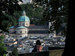 femme-assise-banc-bastion-hettwer-salzburg-autriche