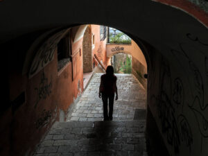 femme-passage-voute-rue-salzburg-autriche
