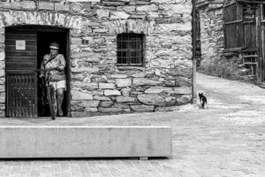 femme-velo-maison-village-sonogno-vallee-verzasca-suisse