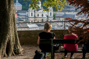 femmes-assises-banc-bastion-hettwer-salzburg-autriche